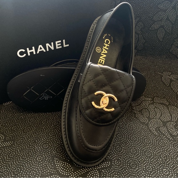 Chanel Women's Black Loafers - Picture 2 of 5